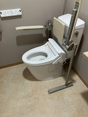 トイレの肘掛け手摺り