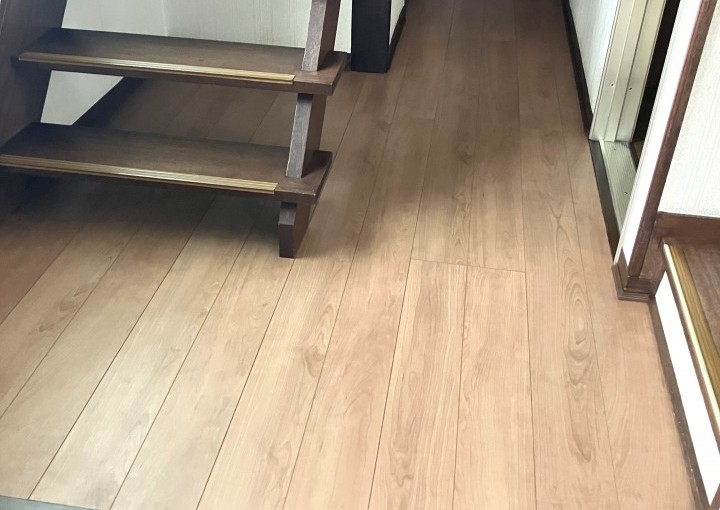 やさしい住まいに一新！キシキシ床を価格を抑えて解消