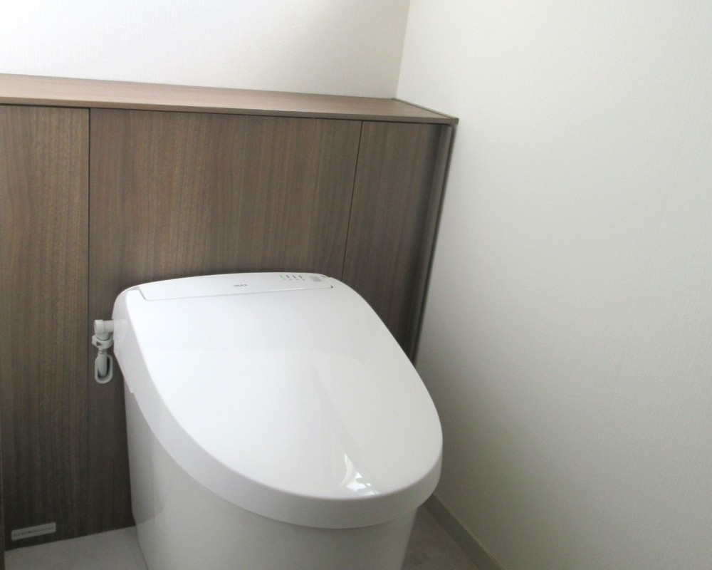 棚付きトイレで見た目もスッキリ!