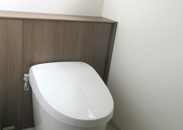 棚付きトイレで見た目もスッキリ！