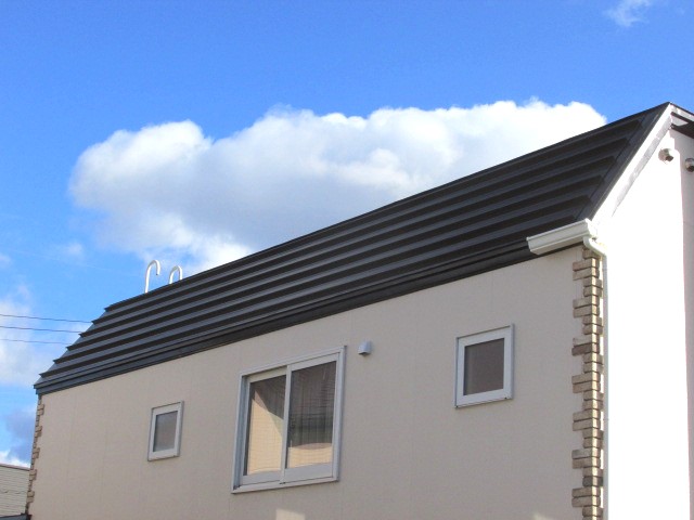 ヒーターに頼らない落雪対策。雪が落ちにくい屋根リフォーム