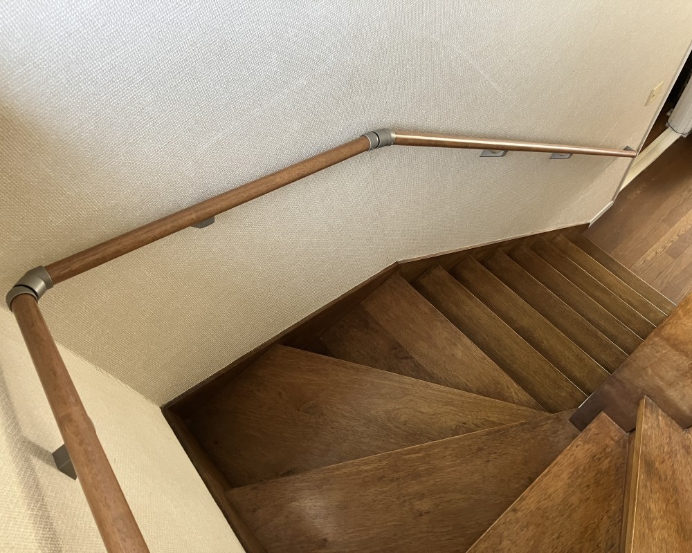 階段の昇降を安全にする手すり設置工事