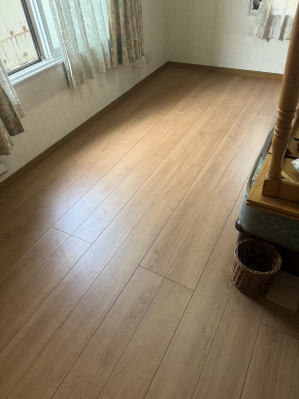 剥がれてきたフローリングを上張りで一新