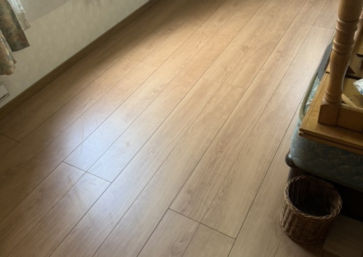 剥がれてきたフローリングを上張りで一新