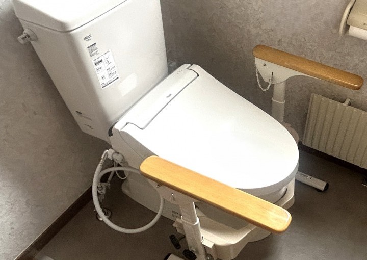 水漏れトイレを一新、使っていない小便器も撤去して快適空間へ