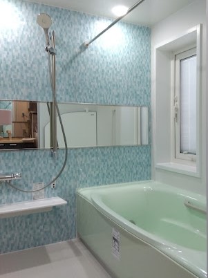 明るいポップな浴室